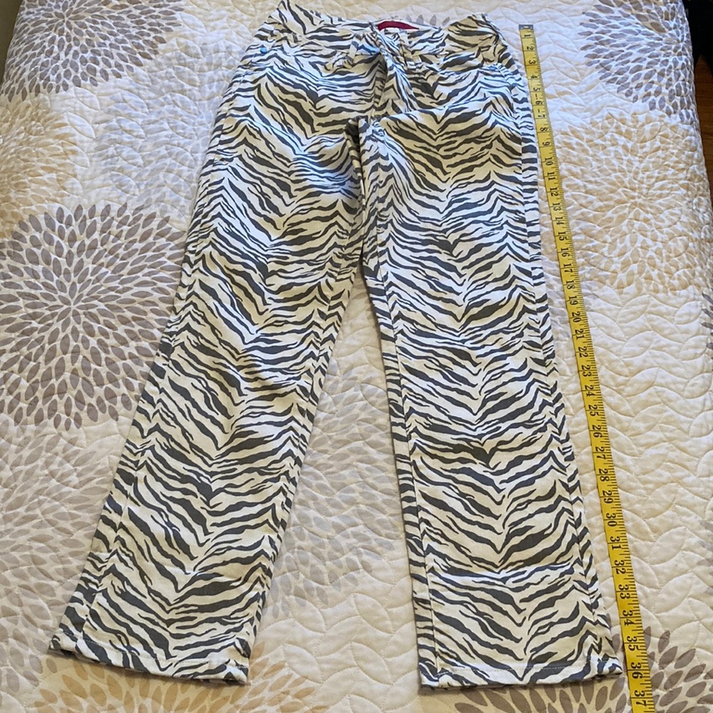 NWOT Jennifer Lopez size 4 🦓 medium rIse Capri zebra print. Never worn.